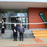 Pan rektor ČZU Jiří Balík a děkan Fakulty lesnické a dřevařské Marek Turčáni před vchodem do nové budovy.
