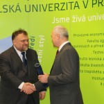 Pan rektor ČZU Jiří Balík předává upomínkový předmět panu děkanovi Marku Turčánimu.